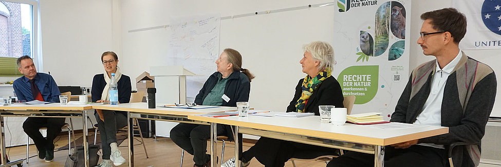 Paneldiskussion bei Tagung Rechte der Natur mit fünf Teilnehmenden