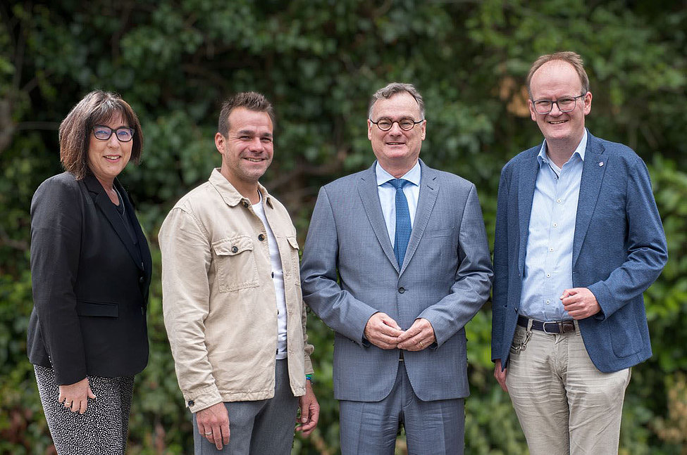Vier Personen bei Verabschiedung und Einführung der Stiftung St. Nicolaistift